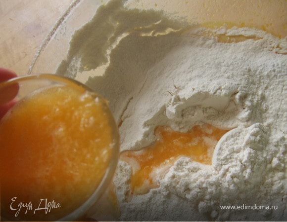 Растопить масло и слегка остудить 
Смешать масло с яйцами и просеять муку, смешанную с разрыхлителем и ванилью.
Тонкой струйкой влить апельсиновый сок (оставить 1 ст.л. для глазури).