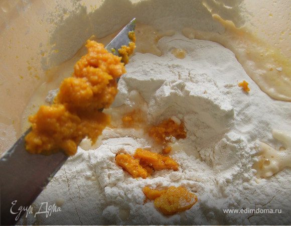 Добавить цедру и осторожно перемешать тесто. 