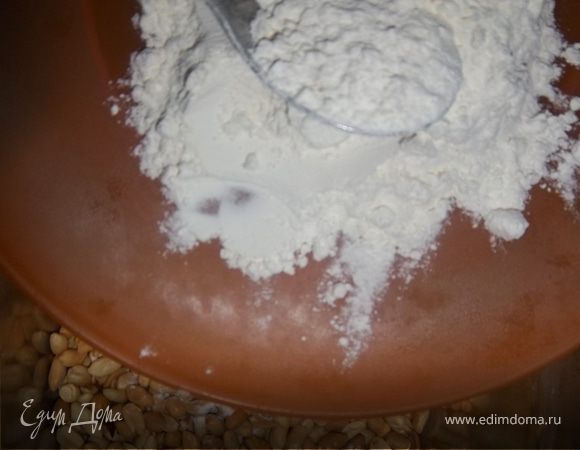 Перемешиваем арахис с мукой