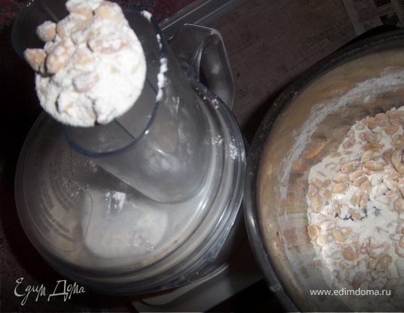 Постепенно вводим орехи в белковую смесь