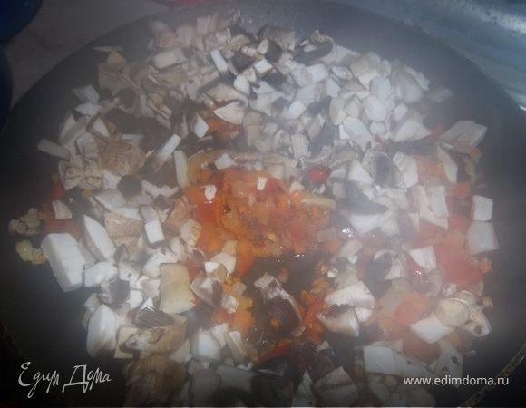 Добавляем овощи в рис