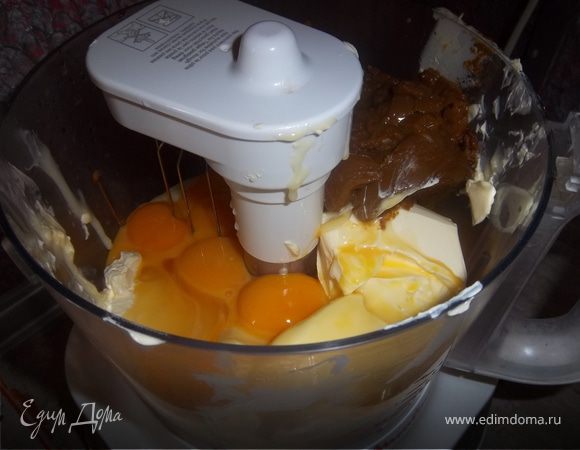 Крем:взбиваем желтки,масло и сгущенку