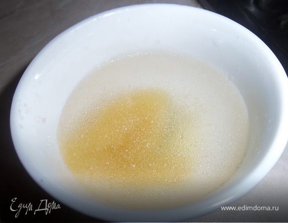 Растапливаем желатин и добавляем в крем