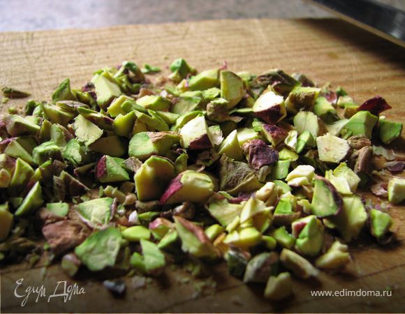 Фисташки крупно порубить ножом или в комбайне.