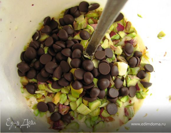 В тесто засыпать фисташки. Можно добавить еще начинку, например шоколадные капельки, изюм (порубленный) и т.д.