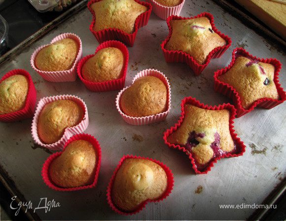 Залить в формочки и готовить в духовке около 10-15 минут при температуре 180С. Приятного чаепития!