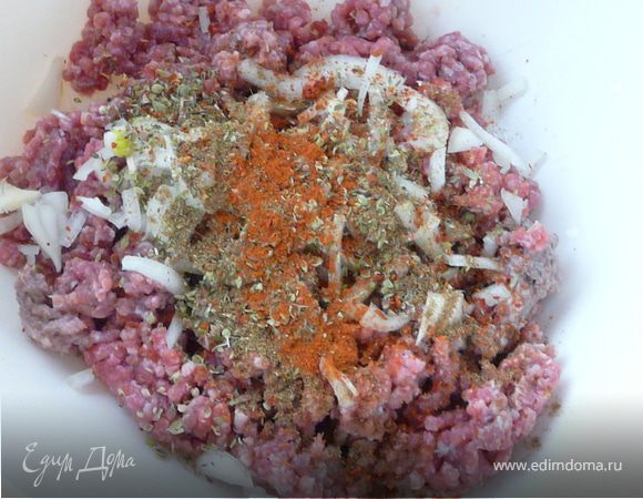 Смешать с фаршем половину луковицы, 2 зубка чеснока, половину кол-ва всех травок и специй. на оливковом масле обжарить маленькие тефтельки и отложить.