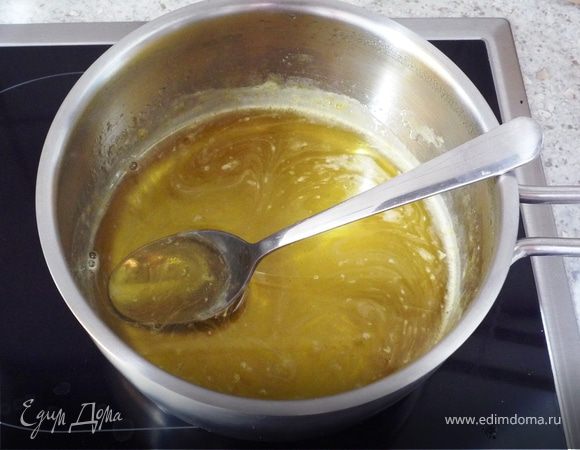 Откидываем мандарины на сито, сок оставляем. Смешиваем творог, йогурт и лимонный сок. "Желтое" желе, 75г сахара и 125мл воды нагреваем в кастрюле до тех пор, пока все не растворится. Остужаем до 
теплого состояния. И перемешиваем с творожно-йогуртовой смесью.