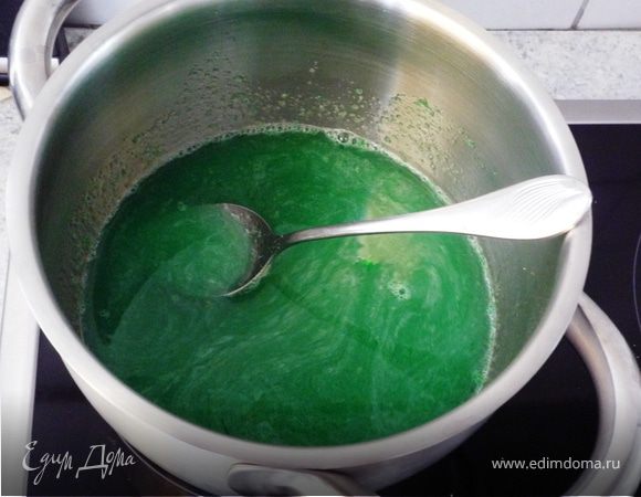 К соку от мандаринов добавляем воду до 250мл, вместе с "зеленым" желе и оставшимся сахаром кладем в кастрюлю и нагреваем до полного растворения. Остужаем до теплого состояния.