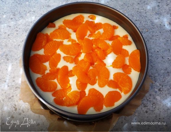 Выкладываем в форму творожно-йогуртовую смесь. Аккуратно распределяем мандарины...