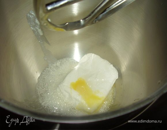 Берем творог или сыркову массу,ложку сахар и перемешиваем миксером.Добавляем соду гашеную уксусом или соком лимона.