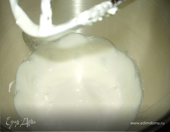 Хорошо взбиваем миксером получившуюся массу.