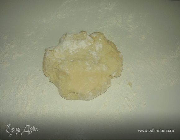 Просеиваем муку,замешиваем тесто и выкладываем на присыпанную мукой поверхность.