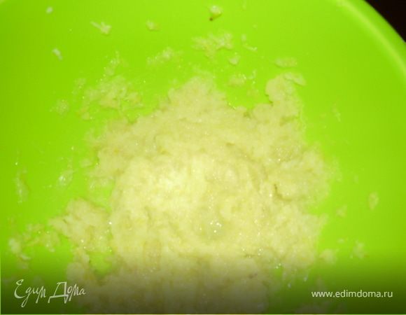 Лимон натираем на мелкой терке или измельчаем блендером в кашицу.Добавляем к взбитому белку,перемешиваем аккуратно.