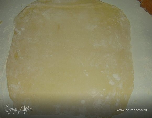 Раскатываем тонко тесто.