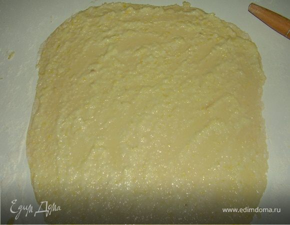 Смазываем тесто слоем белково-лимонной массы.