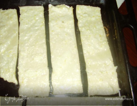 Нарезаем тесто полосками толщиной 2-3 см и выкладываем на противень.Ставим в разогретую до 200 градусов духовку ,выпекаеп печенье до золотистого цвета на среднем уровне.