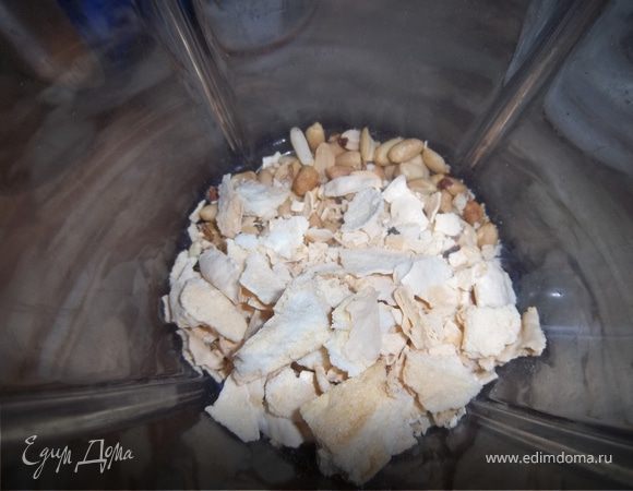 Измельчаем орехи на присыпку