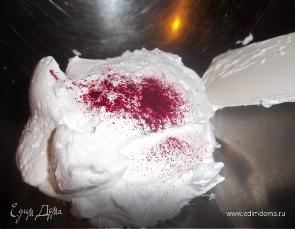 Добавляем краситель в сливки