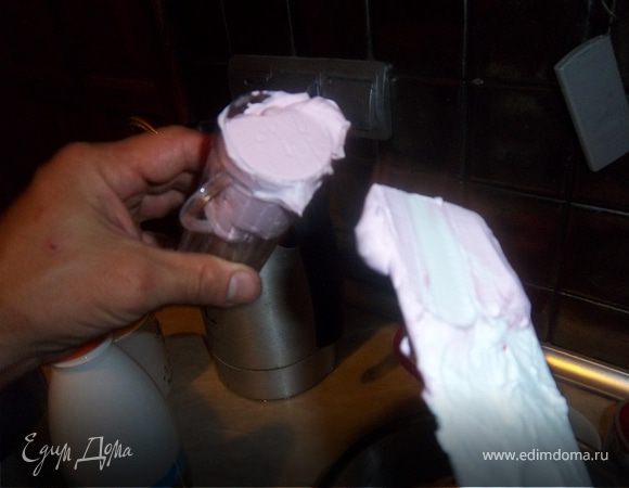 Наполняем кулинарный шприц сливками и украшаем