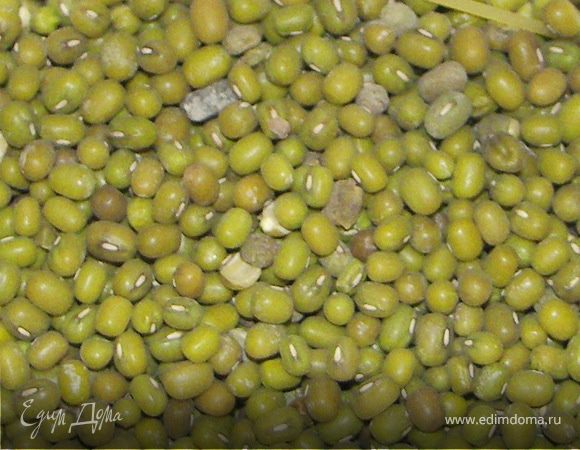 Сразу хочу уточнить,что у меня кабачки,перец и грибы были замороженные(домашние).Ещё хочу обратить внимание...Если Вы купили маш на рынке у восточных ребят,обязательно тщательно его переберите.Это не займёт много времени,но убережёт ваши зубки.Эти восточные хитрюги подсыпают в бобовые мелкие камушки:(.И так...маш перебрать,помыть и замочить на час в холодной воде.А принципе можно и не замачивать он готовится около 40 мин,но замоченный ещё быстрей;)