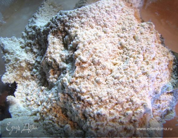 Добавить обычную муку, соль, сахар соду и ваниль и корицу.