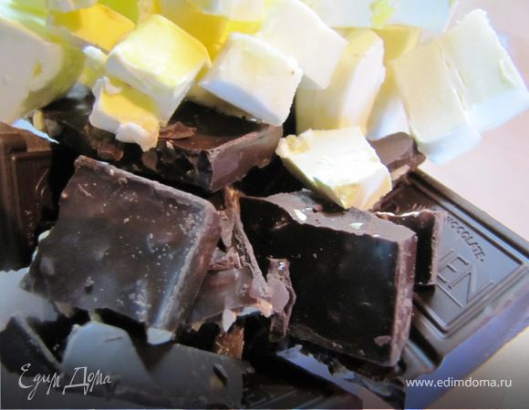 Растопить шоколад с маслом. Я делалаю это в микроволновке и обратила внимание, что если в шоколад добавить масло/маргарин/растительное масло, то результат "растопления" гораздо лучше. 