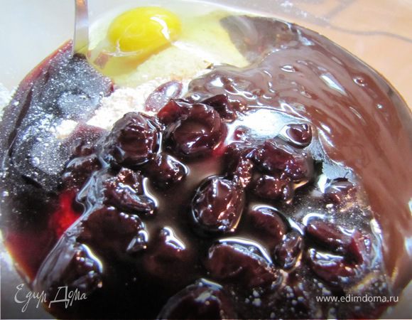 К сухим ингредиентам добавляем шоколад, яйцо, вишню 