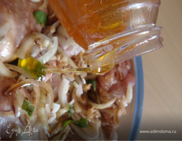 Все просто и вкусно:)
Приступим к маринаду: Голяшки промыть и высушить. сложить в форму. Маринад- лук нарезать полукольцами- посолить и помять, мелко нашинковать зеленый лук-резанец, чеснок раздавить и порезать. Всю эту зелень переложить с голенями и хорошенько перемешать. Залить Бальзамиком, добавить мед, майонар (листики- порвать и помять, добавить к маринаду- посолить,поперчить, хорошо перемешать. Форму с замаринованными голенями закрыть пленкой и поставить в холод на 1 час.
