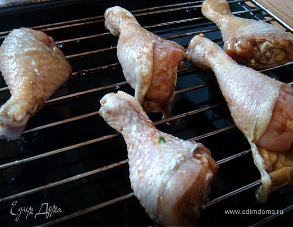 Голени достать из маринада, убрать лишний лук, присолить и немного смазать раст.маслом (чтоб не прилипли к решетке- выложить на решетку, выложить рядом шампиньоны.
Готовить в хорошо прогретой и горячей духовке порядка 40 минут, периодически переворачивая голяшки