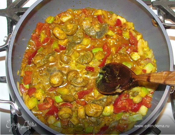 В сотейнике обжарить на растительном масле лук.Овощи и грибы режем и отправляем к луку.Поскольку у меня всё было мороженное я прикрыла крышкой на 5-7 мин до размораживания.Совсем немного пасируем овощи в вделившемся соке и масле.