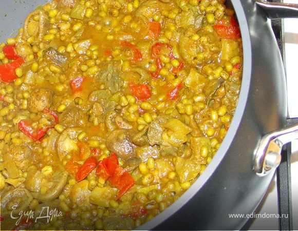 Открываем крышку солим,высыпаем оставшиеся пряности,порезанный колечками острый перчик.Пробуем.Проверяем готовность.Если надо добавляем ещё кипятка или бульона и оставляем на медленном огне до готовности(как правило ещё мин.15)После того как вы убедились,что маш готов,оставьте его мин. на 10 без огня под крышкой окончательно настояться.И...приятного аппетита!