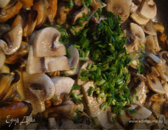 Добрый день! Вот навеяло очень вкусную закусочку сотворить, потипу жульена. Можно кушать и как самостоятельное блюдо,потому как ну очень сытно и очень вкусно!
Приступим: мидии немного разморозить и бросить на разогретую сковороду. Дождаться когда практически вся жидкость выкипит.
Тем временем нарезаем шампиньоны (очищенные или помытые) на кусочки по размеру с мидий,чтобы в готовом блюде все смотрелось эстетично:). На сковороду к мидиям добавляем слив.масло и шампиньоны. Прожариваем помешивая минут 5.
