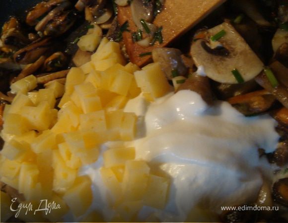 Чеснок раздовить и порезать, лук мелко нашинковать-добавляем эту красоту на сковороду,солим (немного, так как сметанка и сыр тоже дадут свою соль),перчим-перемешиваем и готовим еще минуты 3 на среднем огне.
Далее режем или трем сыр, добавляем на сковороду вместе со сметаной. Прогреваем еще пару тройку минут
