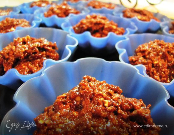 Масса получаеться мягкая, пористая, густоватая (с ложки не стекает). Накладываем тесто в формочки.