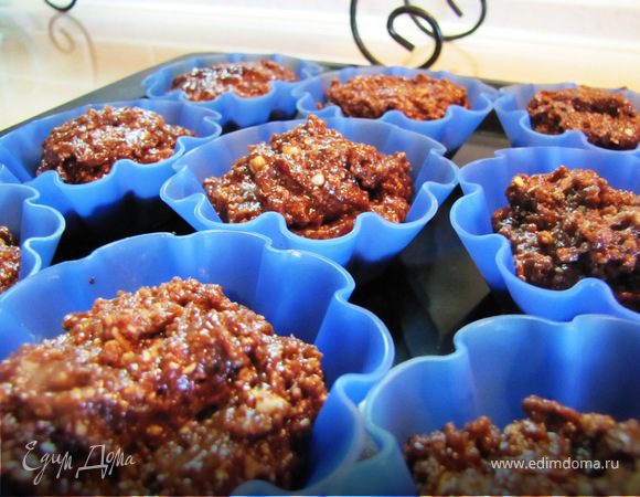 Это тесто было удобнее выкладывать чайной ложкой. Формочки заполняем на 2/3 и выпекаем в духовке 15-20 минут при температуре 175-180 градусов.