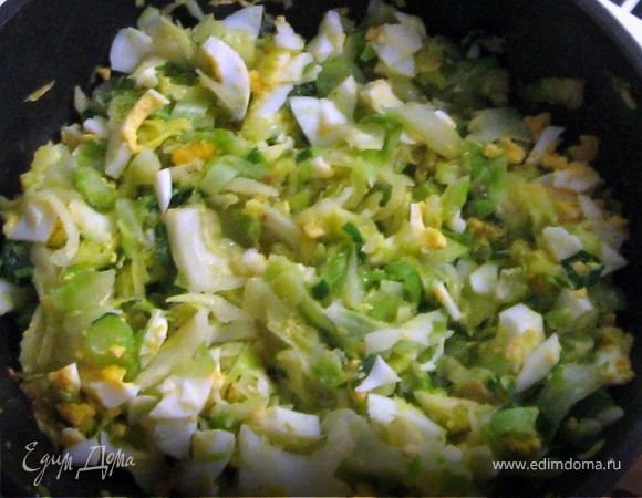 Теперь приготовить начинку. Пошинковать тонко капусту, добавить немного соли и хорошо помять руками. На разогретую сковороду добавить немного раст.масла, положить капусту и тушить ВСЕ ВРЕМЯ под крышкой на среднем огне(не маленьком), периодически перемешивая. До полного исчезновения влаги. Капуста должна начать чуть-чуть поджариваться. Затем добавить мелко порезанный зеленый лук. А через минуту - мелко порезанное яйцо(лучше-свежесваренное,теплое). Начинка готова!