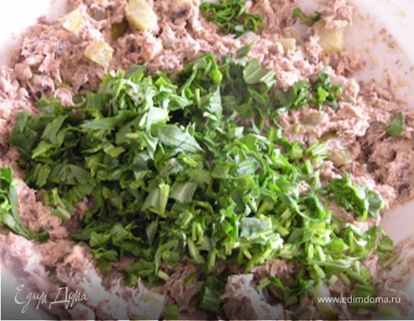 Тунца размять вилкой. Рукколу нарезать и добавить к тунцу, перемешать. Добавить маслины, огурцы, полить лимонным соком. Заправить майонезом и перемешать.