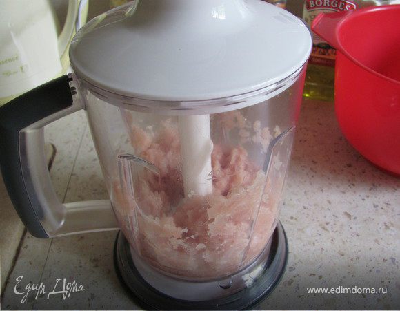 Филе порубить при помощи блендера так, чтобы масса была достаточно однородной, но не пастообразной. (По аналогии с мясом, рубленным топориком) 