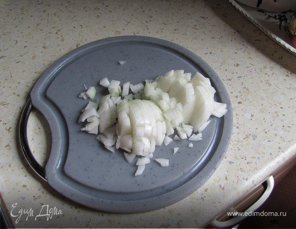 Лук мелко порезать и протомить на рафинированном оливковом (можно на подсолнечном)масле до прозрачности,  главное - ни в коем случае не зажаривать! Остудить до теплого состояния.