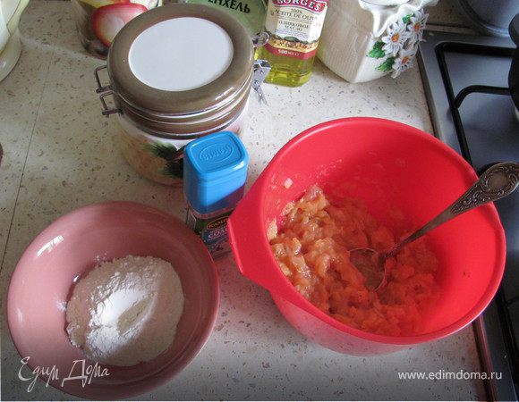 Соединить лук с фаршем, добавить яйцо, посолить и слегка поперчить.