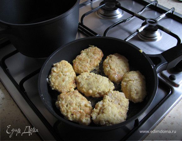 Из полученной массы влажными руками формуем котлетки, слегка обваливаем их в муке (так, чтобы держали форму) и обжариваем их на растительном масле (оливковое или подсолнечное на Ваше усмотрение).
