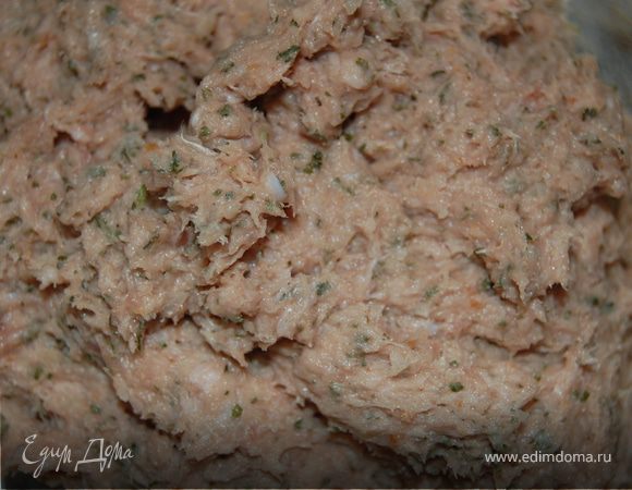 Мясо режем на кусочки и отправляем в блендер! Разбиваем мясо до однородной белой массы, туда же добавляем петрушку ( если нет свежей, можно сухую, а если свежая, то стебли надо удалить, иначе они все испортят), специи, хлеб, предварительно размоченный в воде, сок лимона, чтоб отбелить фарш. Пока мы все это проделывали – положили кишки в теплую воду.