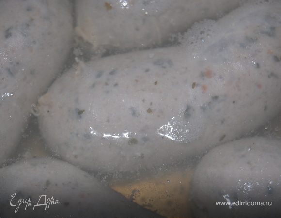 В кастрюлю с горячей водой кладем наши колбаски и варим 20 минут на маленьком огне, без закипания – иначе лопнут! 