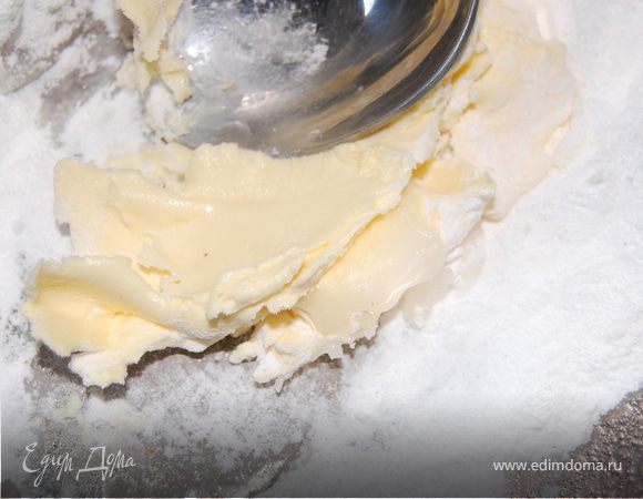 Тесто. 100 грамм размягченного масла размешать в крем со 100 граммами сахарной пудры, постепенно добавить 150 грамм муки. Затем отделяем желтки от белков – белки для безе, желтки вводим в тесто. Тесто получается мягкое, его можно охладить а потом раскатать, а можно сделать так – руками распределить по форме или по бумаге для выпечки, что я и сделала. Начертила круг от тарелки, в которую выкладывать буду и распределила тесто по очертанию.Отправили свою заготовку в морозильник на 15 минут, а потом на 10-15 минут в предварительно разогретую до 200 градусов духовку.