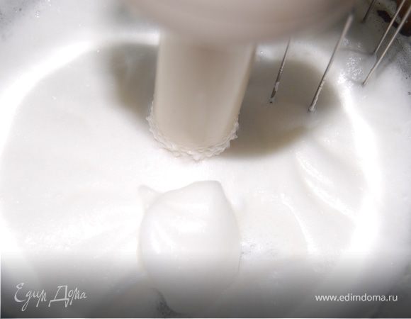 Пока наша основа печется, взбиваем белки с сахаром до блестящей пены, добавляем поджаренную миндальную крошку, осторожно размешиваем. 