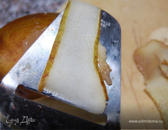 Грушу помыли, обсушили и не чистим. Избавились от сердцевины и нарезали тоооненькими лепестками. Я использовала нож для резки сыра. Грушу советуют в оригинале твердых сортов, я купила не долго думая «конференц».