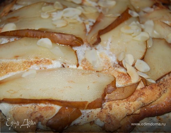 Выкладываем на основу безе, сверху лепестки груши и миндальные лепестки, посыпала сахаром и минут на 15 в горячую духовку под гриль до зарумянивания.