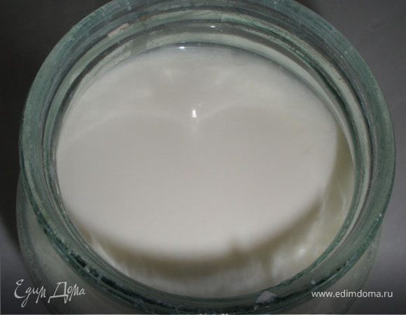 Купите жирное молоко с коротким сроком хранения. Налейте в кастрюлю и подогрейте до 30–40°C. Перелейте в банку, добавьте 4 ст. л. кефира, закройте крышкой и хорошо встряхните.<br />
<br />
Укутайте теплым и оставьте на 5–8 часов. Нужно добиться состояния, когда при наклоне банки сквашенное молоко плохо отходит от стенок. Если получится, что молоко разделилось на сыворотку и белок — не расстраивайтесь, тоже подходит.