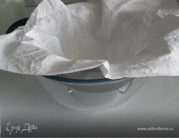 Теперь возьмите миску или кастрюльку, у меня салатник, поставьте на нее дуршлаг, застелите стерильной белой хлопчатобумажной тканью, можно сложить ее в 2 слоя.